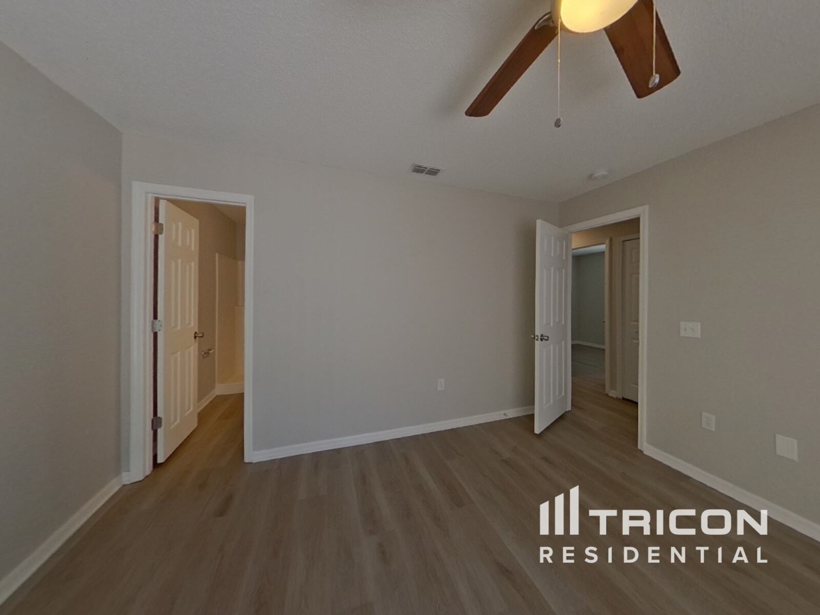 Building Photo - 5852 Lake Front Dr