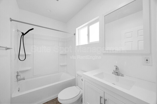 Building Photo - 570 N Cambridge St