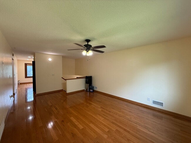 Building Photo - Modern 4 bed 2 Bath Split Level Single Fam...