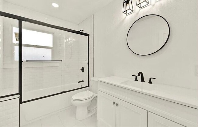 Building Photo - Beautifully Updated 3 Bed 2 Bath House in ...