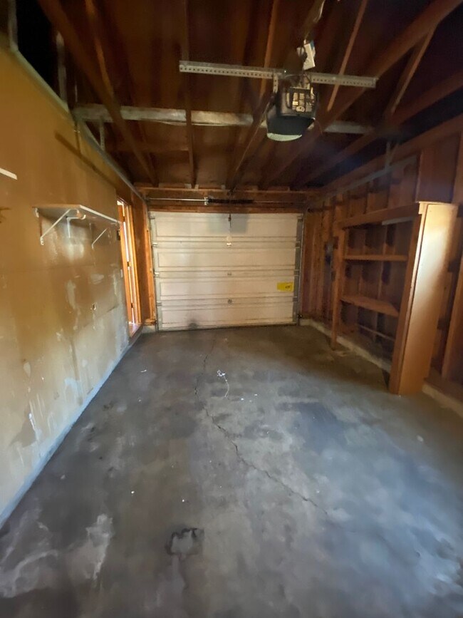 Building Photo - YAK017