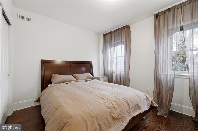 Building Photo - 1902 E Hagert St