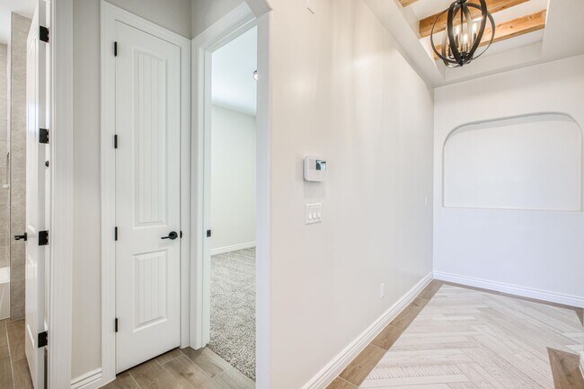 Building Photo - Beautiful East side House 4 bed-2.5 baths, part of The Overlook Casa Club that includes Swimming ...