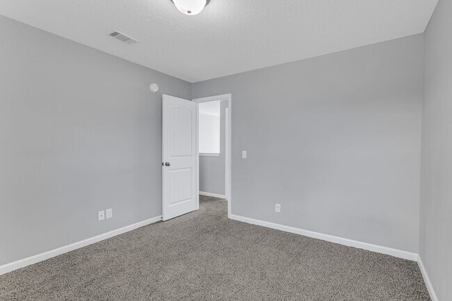 Building Photo - 4 bedroom 2.5 home located Huntington neighborhood close to Ft. Stewart