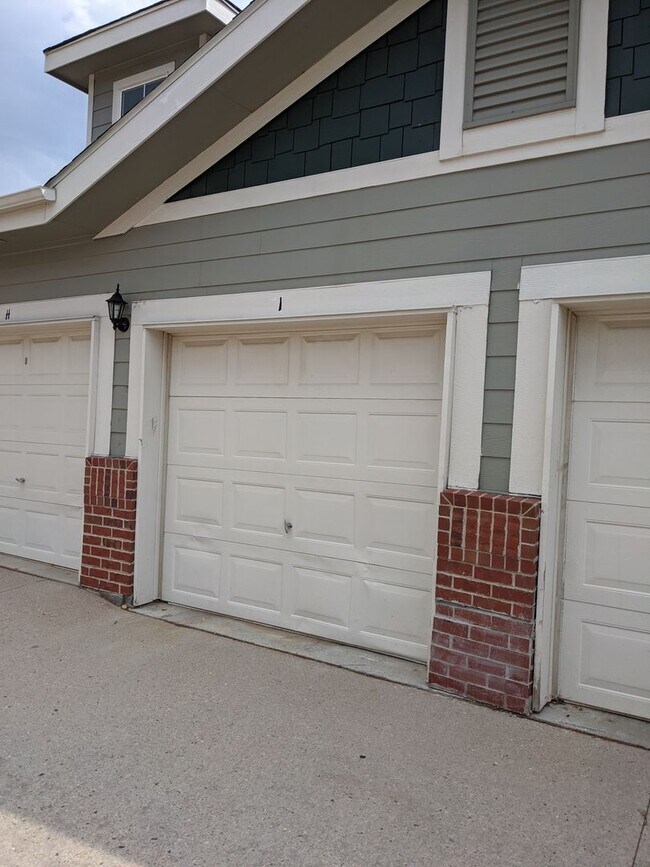 Building Photo - Spacious 2 Bedroom 2 Bath Condo - Close To Buckley AFB, DIA, DTC - Garage