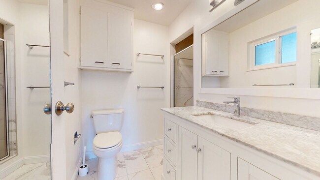 Building Photo - Beautiful 2 Bedroom Condo In Oakland!