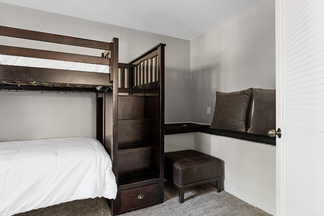 Building Photo - 590 Oak Knoll Cir