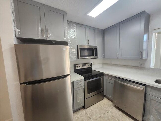 Building Photo - 8722 SW 21st Ct