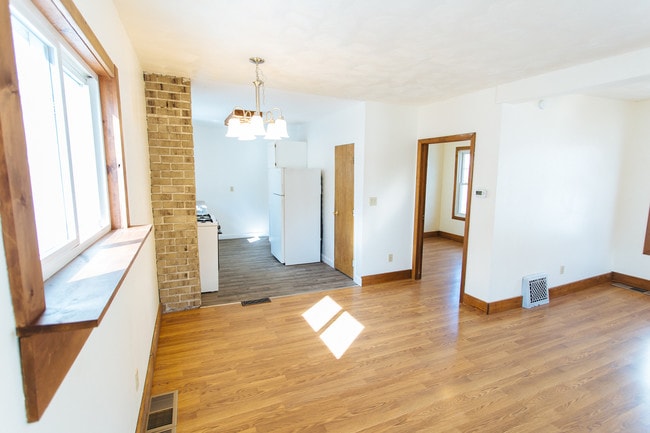 Dining - 831 Comfort St