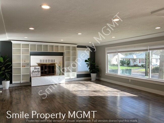 Building Photo - Spacious 4 bedrooms Home in SE Portland