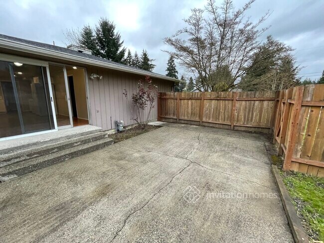 Building Photo - 855 Maplewood Ave