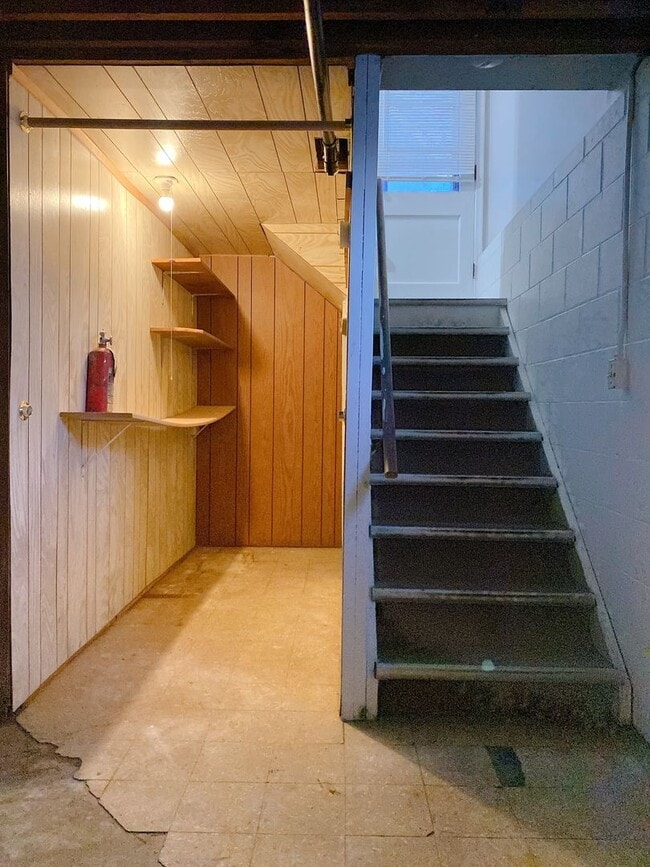 Building Photo - Beautiful 3 bed 1 bath house, over sized driveway, garage and fenced in back yard $1,695  [Move-i...