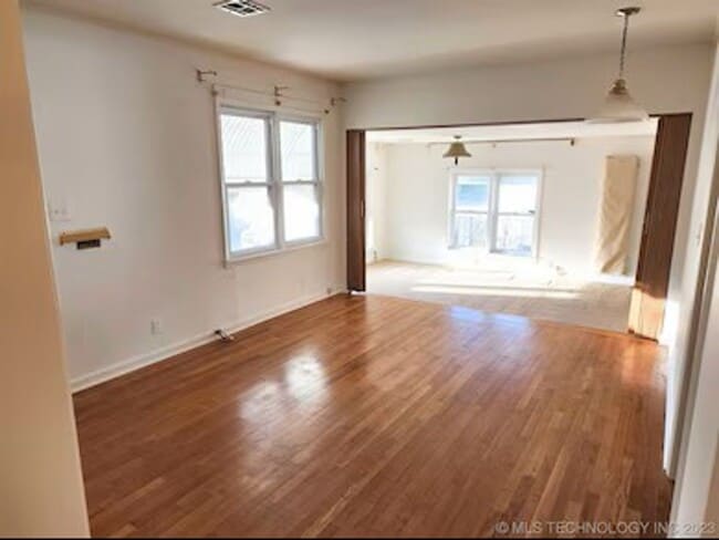 Building Photo - Quaint and Refreshed Bungalow in Joe Louis Addition