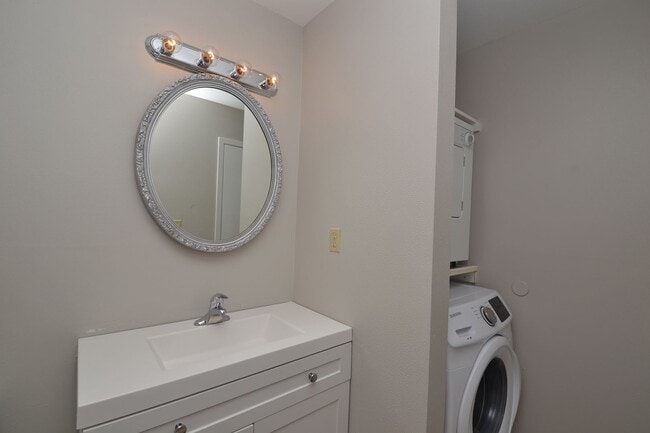 Building Photo - Nicely Updated 1/1 Condo in Winter Springs ~ Wood Plank Tile Floors and Large Screened Patio!