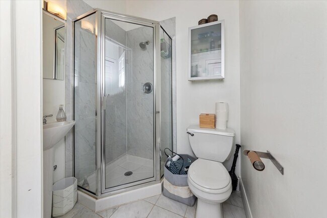 Building Photo - 1826 W Rice St