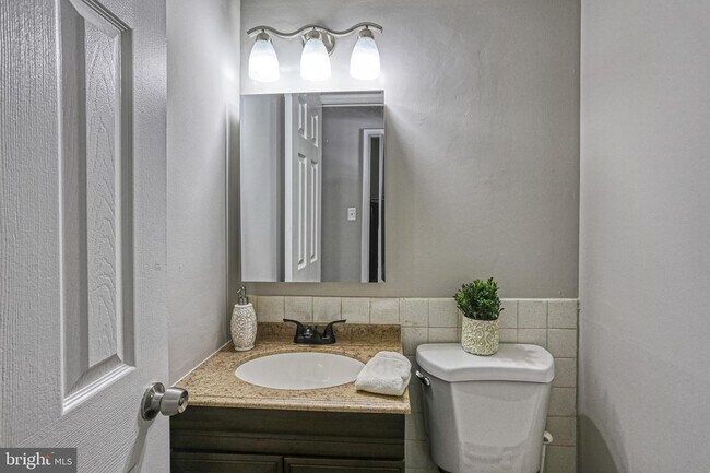 Building Photo - 3322 Hewitt Ave