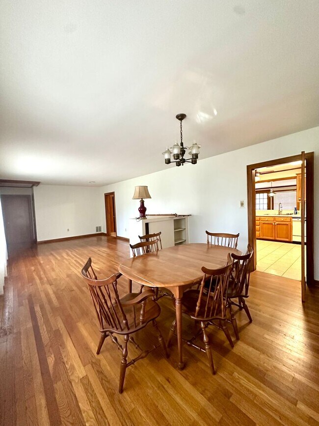 Building Photo - Charming 3-Bedroom, 2-Bathroom, 2,200 Sq. Ft. Home in Broadmoor Subdivision