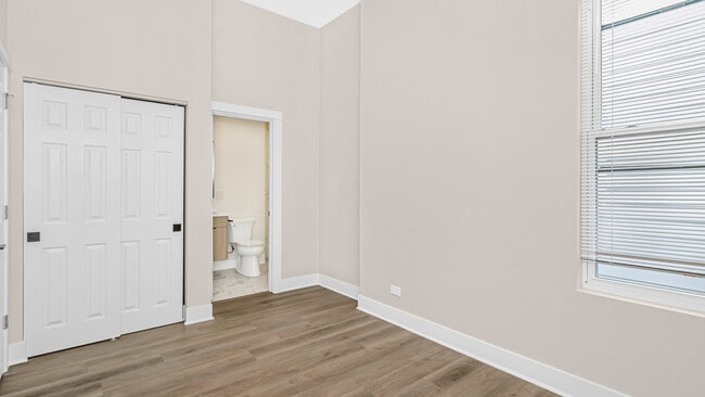 Building Photo - Spacious Rehabbed 1Bed+Office Unit in Uptown!