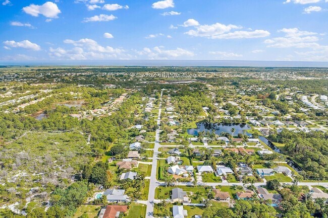 Building Photo - 5854 SE Orange Blossom Trail