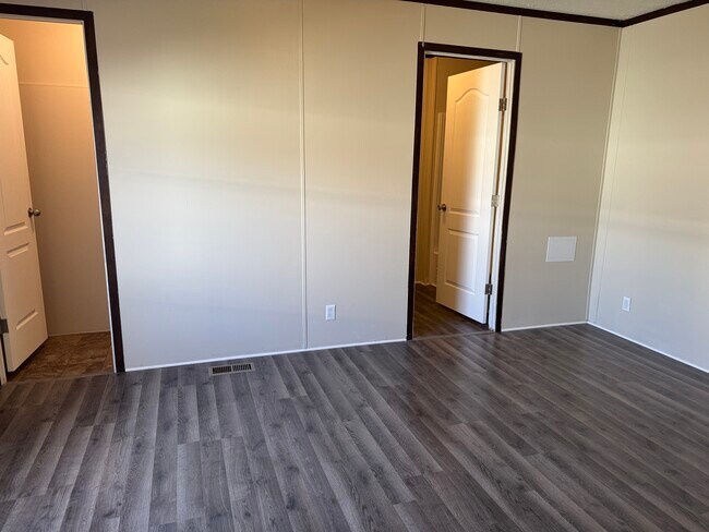 Building Photo - 48582 Lakeview E