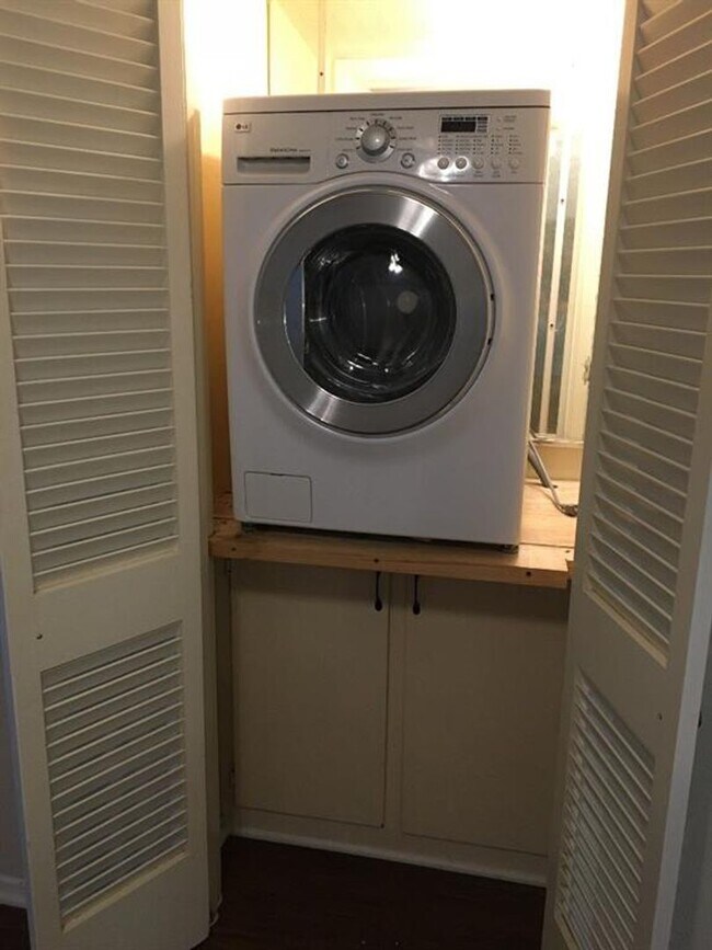 Building Photo - WATER, GAS & TRASH INCLUDED WITH RENT!