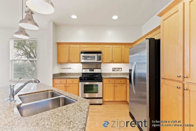 Building Photo - 3 br, 3.5 bath Townhome - 765 N 7th St, Sa...