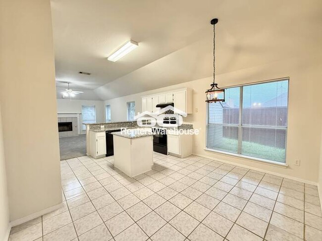 Building Photo - Ready for Move-In! Established neighborhoo...