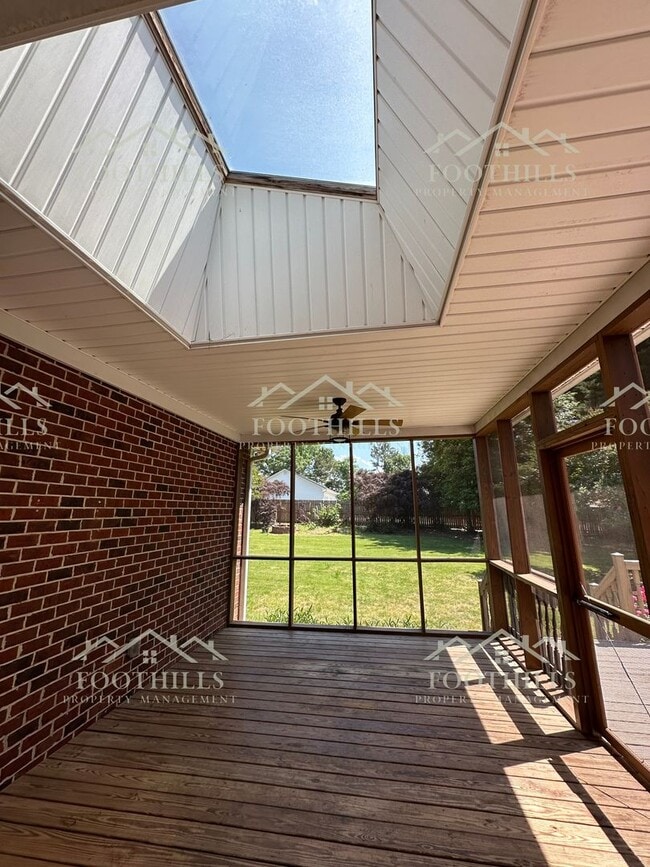 Building Photo - Stylish and Spacious 4-Bed Home with Scree...