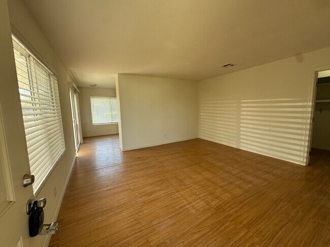 Building Photo - Mission Oaks 3-Bedroom Gem