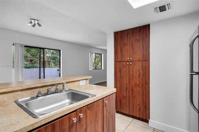 Building Photo - 3229 Coral Lake Dr