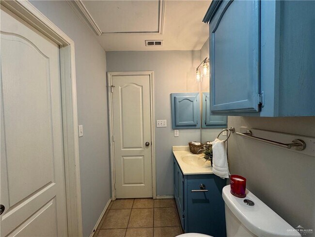 Building Photo - 29 S Dahlia St