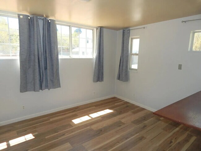 Building Photo - Bright 3-Bedroom Home Near UNR with Internet, Laundry and 3 Parking Spaces