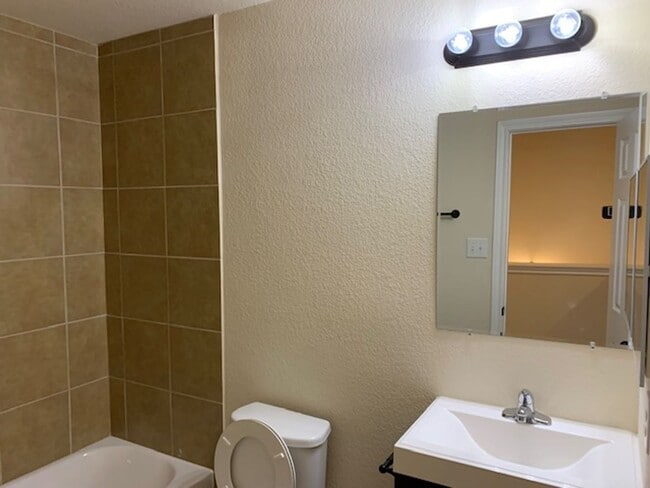 Building Photo - Town home for rent