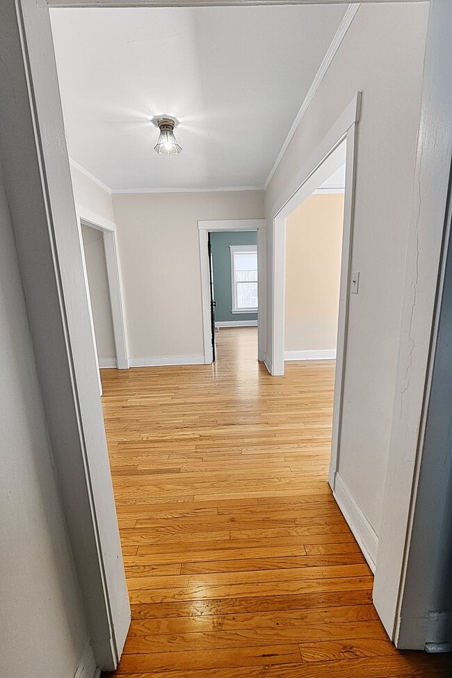 Building Photo - Large 3-bed/1-bath Apartment in the Heart of Rogers Park!