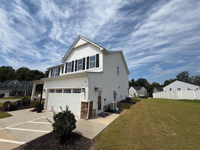 Building Photo - Never loved in Model Homes