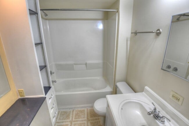 Building Photo - 5 Bed /2 Bath Single Family Home for Rent ...