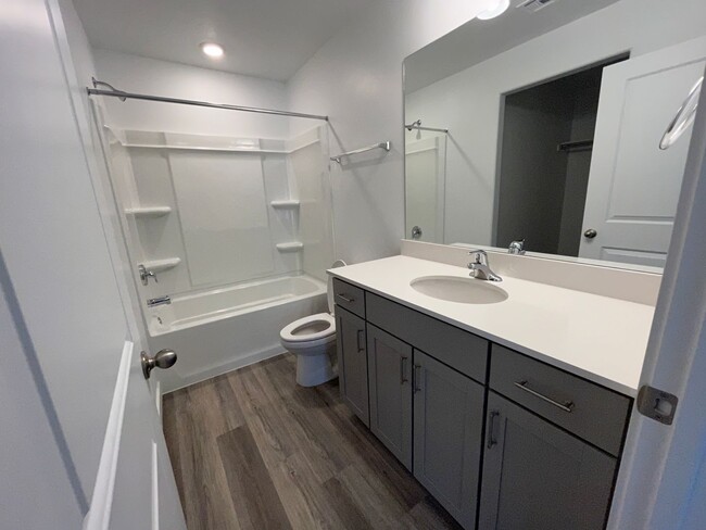Building Photo - Beautiful Four Bed Townhome!!