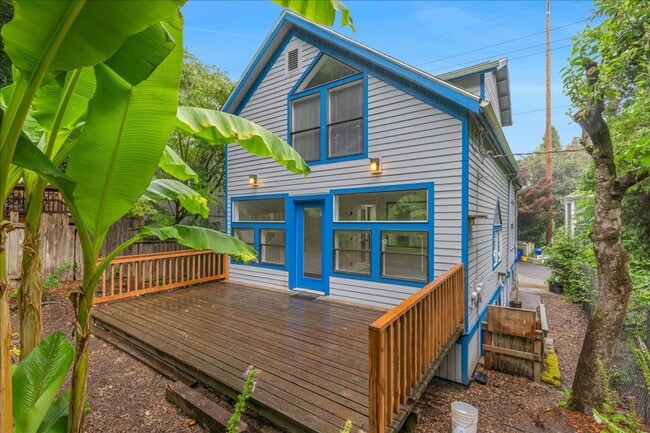 Building Photo - Newly Renovated + Sunny & Bright, 2 Bedroo...