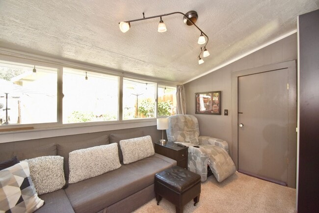 Building Photo - Cute 2 Bed 1 Bath Home in Salt Lake City!