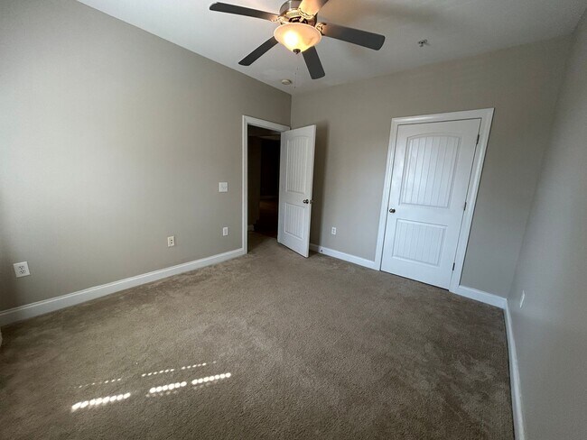 Building Photo - 300 Gateway Condos Dr