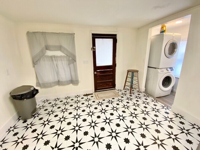 Building Photo - 93 Walnut St