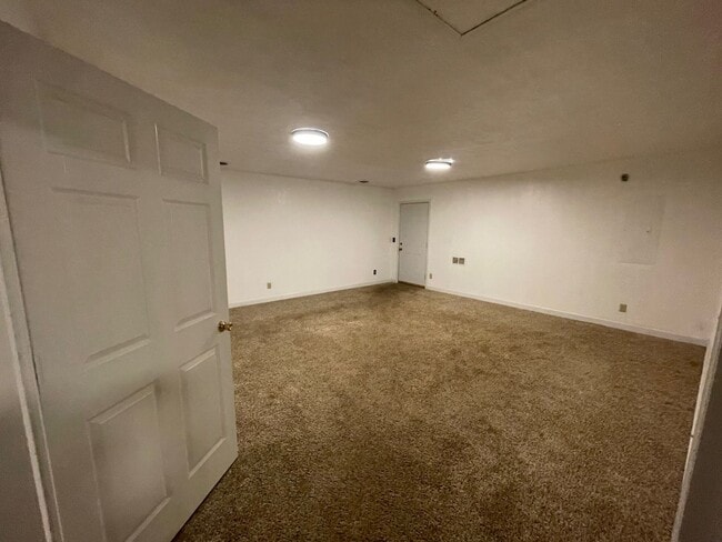 Building Photo - 3 Bedroom House W/ Updates!