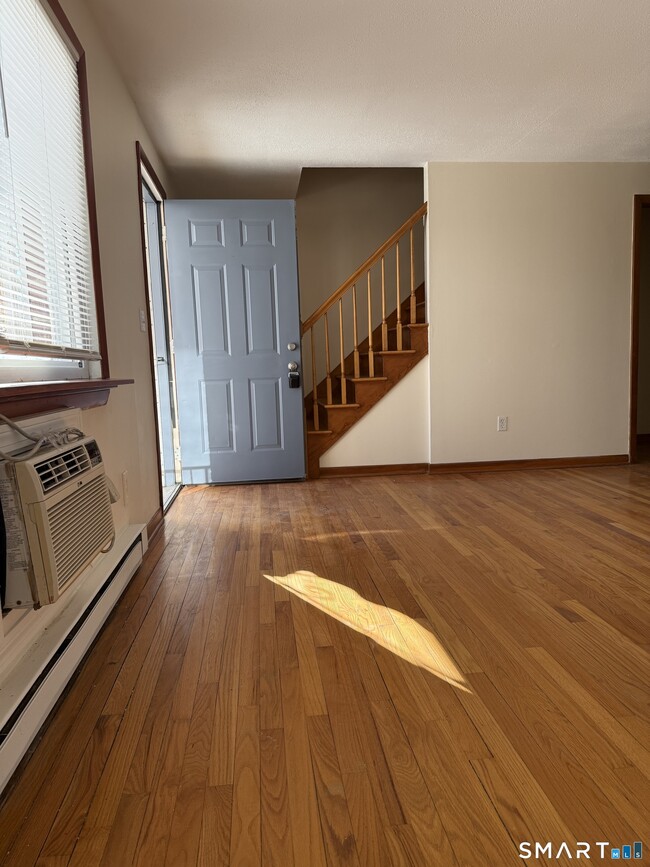 Building Photo - 273 Queen St