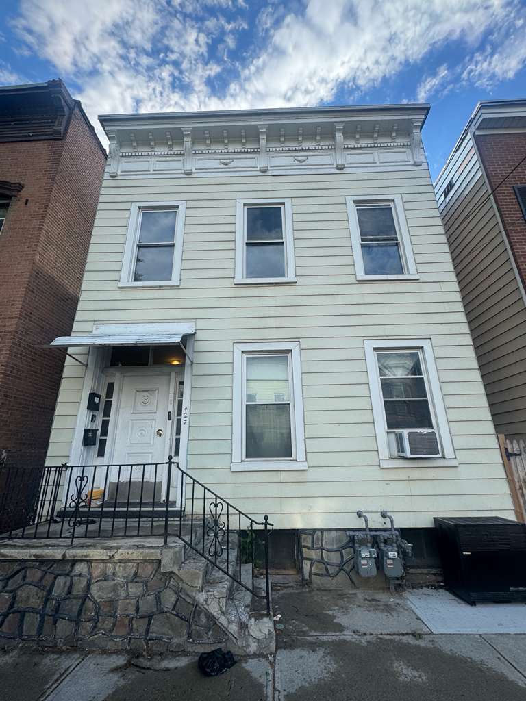 Building Photo - 427 1st St