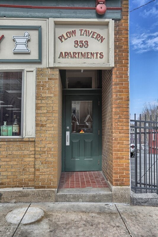 Building Photo - 353 W King St