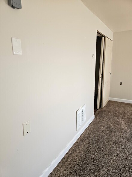 Building Photo - 512 Cemetery St