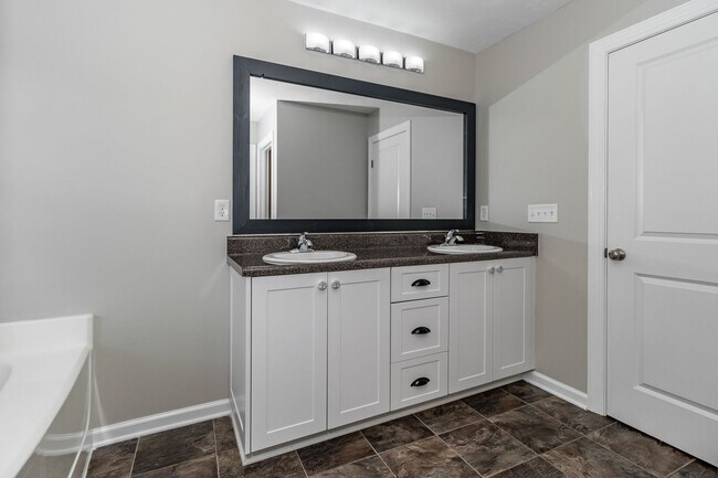 Building Photo - Large 3 bedroom (plus bonus), 2 1/2 bath home in Canterbury Farms!