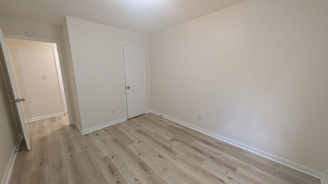 Building Photo - 2BR/1.5BA Renovated Townhome