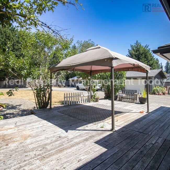 Building Photo - Charming 5 Bedroom + Huge yard!