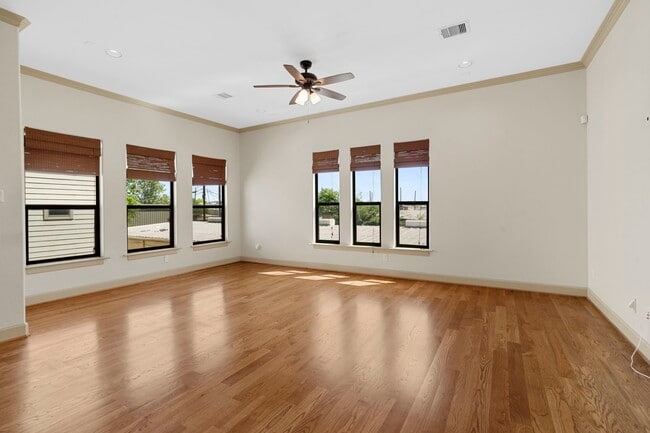 Building Photo - 1218 Sandman St